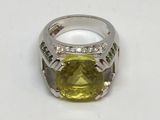 une image représentant une bague sertie d'une pierre jaune