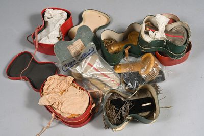 une pile de chaussures posée sur une table
