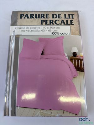 une parure de lit violette dans un emballage, sur fond blanc