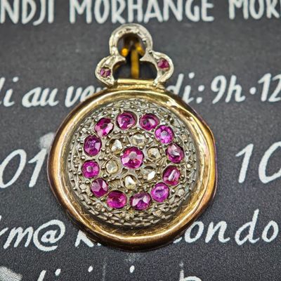 un gros plan sur une boucle d'oreille en or ornée de pierres roses