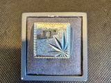 une bague en argent ornée d'une feuille de cannabis
