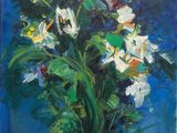 une peinture à l'huile représentant un vase de fleurs sur fond bleu