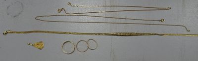 beaucoup de bijoux en or et en argent sur une table