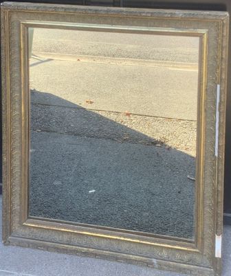 un miroir posé au bord de la rue