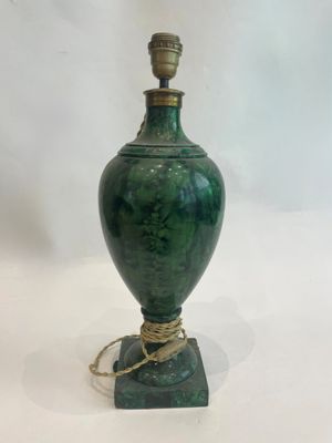 une image représentant un vase vert entouré d'une corde
