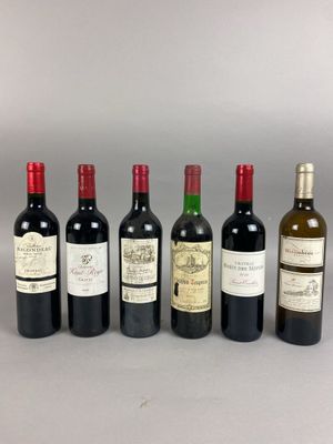 six bouteilles de vin sont alignées dans une rangée