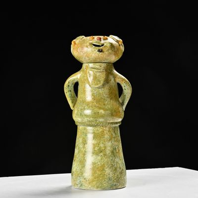 l'image d'une statue d'un homme avec un chapeau sur la tête