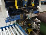 une machine qui travaille sur une pièce de métal
