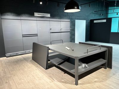 une photo d'une cuisine avec une table au milieu de la pièce
