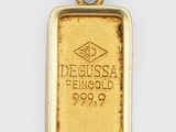 un pendentif en forme de lingot d'or sur lequel est gravé le mot « Degussa »