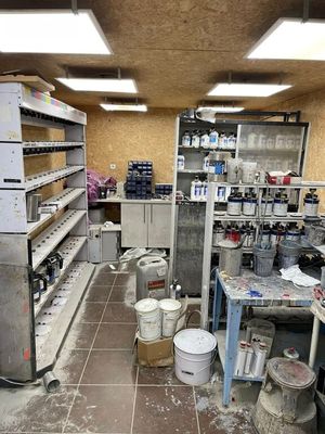 une photo d'une cuisine avec de nombreux objets posés sur le plan de travail