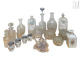 un grand nombre de bouteilles en verre posées sur une table