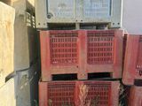 une pile de caisses posée à côté d'un bâtiment
