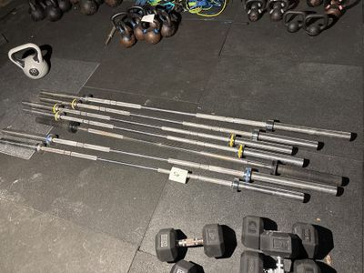 il y a beaucoup d'appareils de fitness de toutes sortes dans la salle