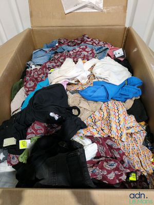 une boîte en carton remplie de vêtements et d'autres objets