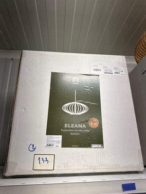 une boîte posée sur une étagère