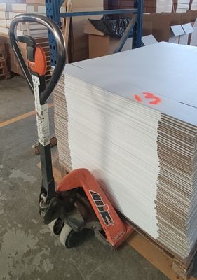 une pile de papier posée sur une palette dans un entrepôt