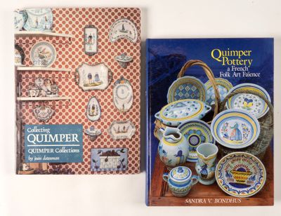 deux livres posés sur une table