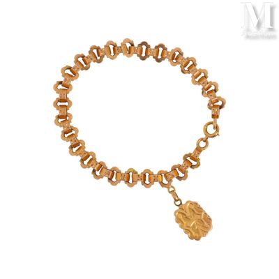 bracelet plaqué or orné d'une breloque en forme de pièce d'or sur fond blanc