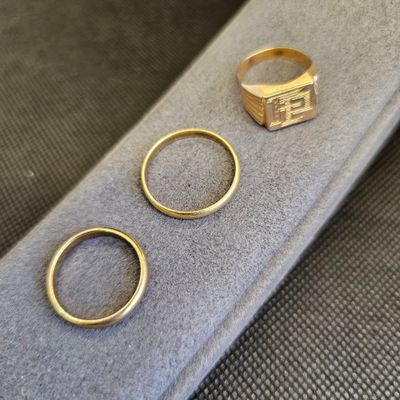 deux bagues en or posées sur un morceau de tissu
