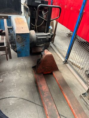 une image d'une machine qui travaille sur un morceau de bois