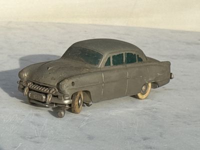 une petite voiture qui est posée dans la neige