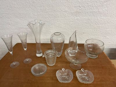 Lot de diverses pièces de verrerie comprenant : trois vases …