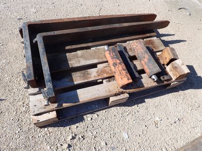 a piece of wood that is sitting on a pallet