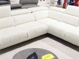 un canapé modulable en cuir blanc au milieu d'un magasin
