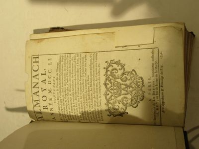un vieux livre posé sur un livre ouvert
