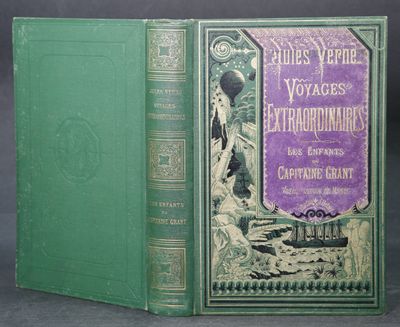 un vieux livre à la couverture violette posé sur une table