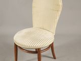 une chaise blanche avec une structure en bois et une assise rayée
