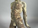 une image représentant la statue d'un homme assis par terre