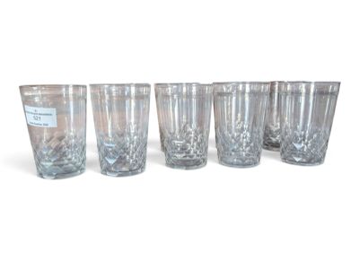 un lot de six verres empilés les uns sur les autres
