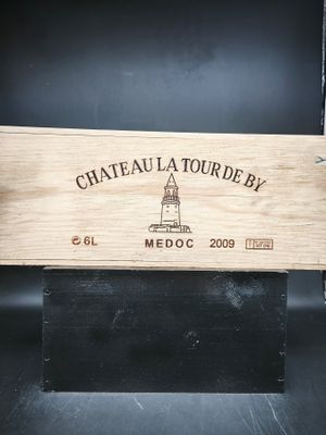 une boîte en bois avec une étiquette de vin