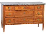 une commode à dessus de marbre sur fond blanc