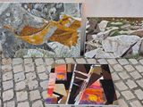 trois tableaux posés par terre les uns à côté des autres