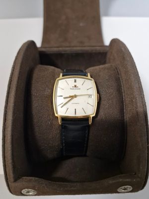 une montre qui se trouve à l'intérieur d'un étui à montre
