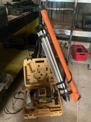 une photo d'une boîte à outils contenant un marteau