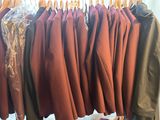 beaucoup de vestes suspendues à un portemanteau dans une pièce