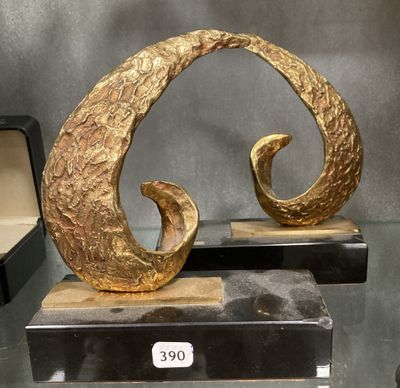 une sculpture en or exposée dans une vitrine