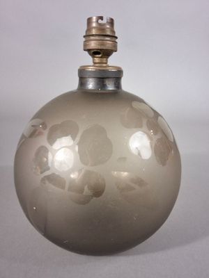 une image représentant une bouteille en verre ornée d'un motif floral