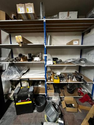 Dans les racks de la réserve et étagères de l'arrière boutique : - Photo 1