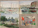 Plusieurs tableaux représentant des bateaux sont accrochés au mur d'un immeuble.