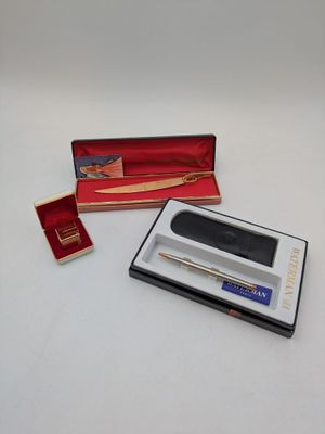 une boîte contenant un stylo et un couteau