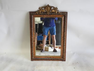 un homme se prenant en photo dans un miroir