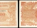 un gros plan sur deux pièces de monnaie différentes sur fond noir