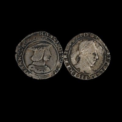 deux pièces d'argent, dont l'une représente la tête d'une femme et l'autre celle d'un homme