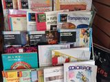 un grand nombre de livres posés sur une table