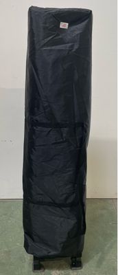une housse noire à l'arrière d'un sac de voyage